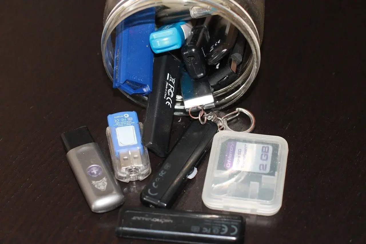 Varias memorias USB y tarjetas SD, algunas listas para encriptar información importante.