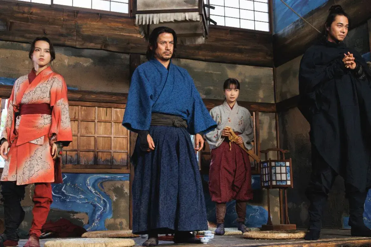 Quatre samouraïs se tiennent dans une pièce. L'un d'eux, le dernier samouraï debout, saison 2, porte un kimono bleu.