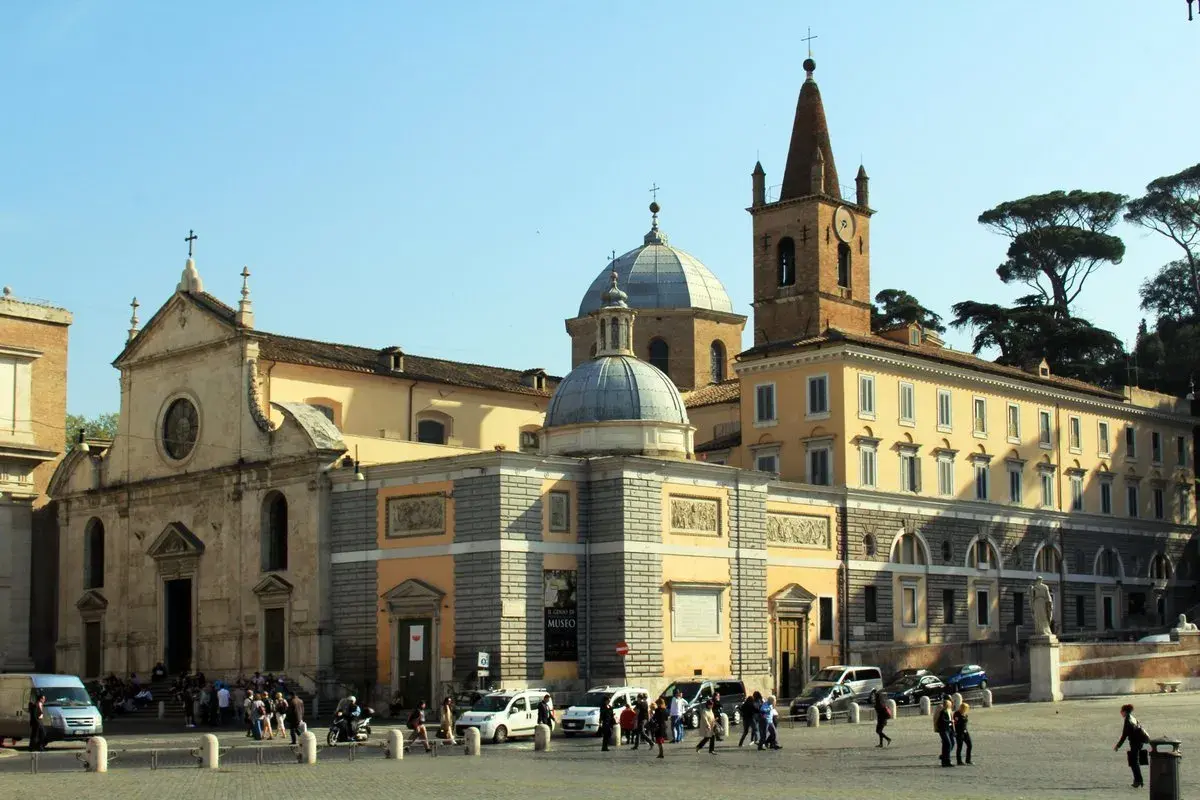 Piazza con chiese barocche, cupole e campanile. Un itinerario ideale per scoprire la Roma barocca, con gente che passeggia e auto.