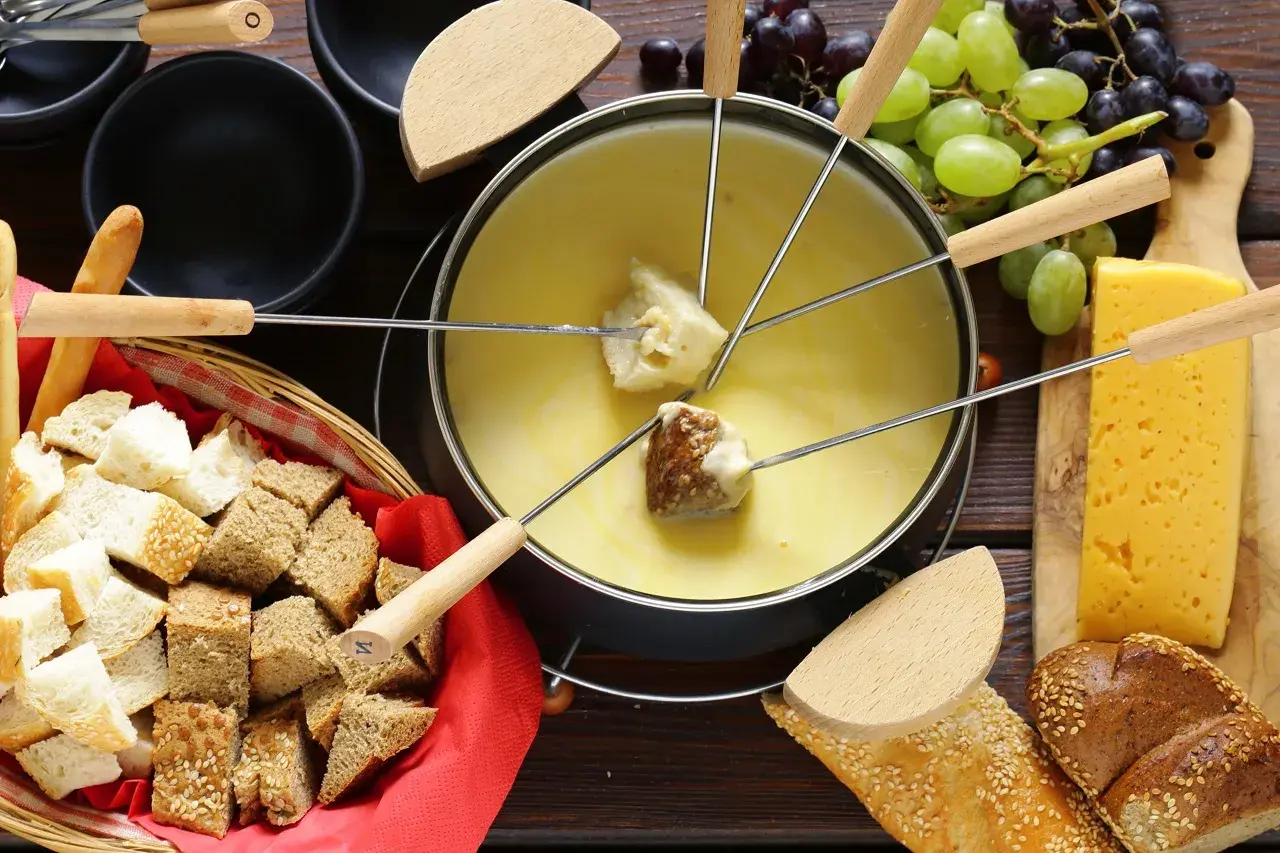 Un délicieux vin à fondue, avec du pain, du fromage et des raisins.