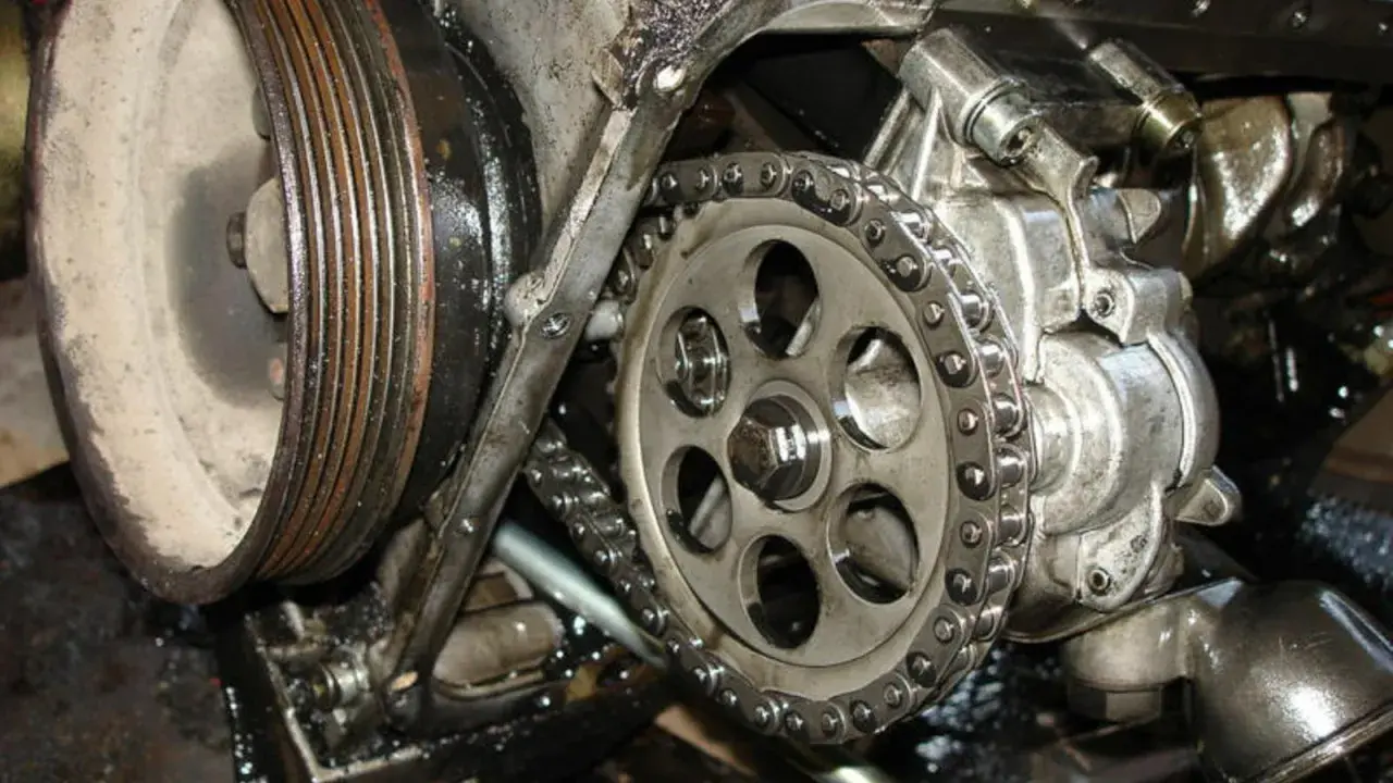 Detalle de tipos de bomba de aceite con cadena y polea de motor.
