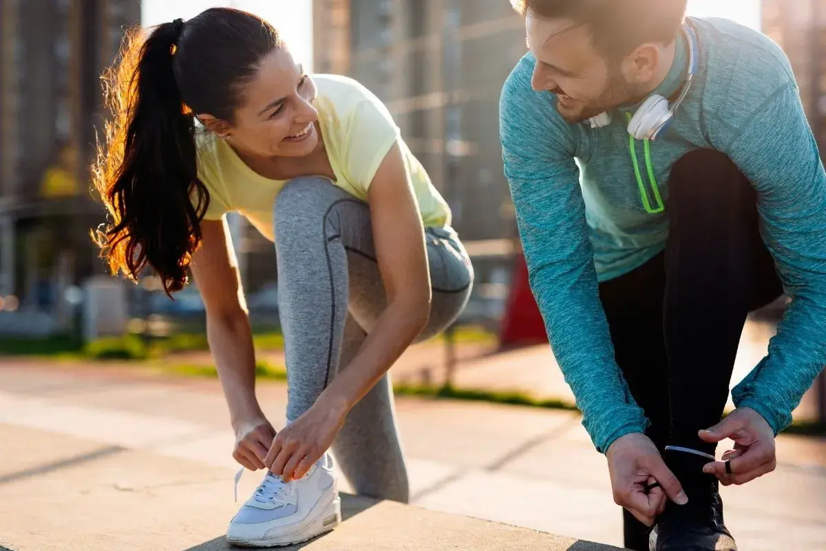 Para, gotowi na cardio na czczo. Słońce wschodzi, a oni szykują się do treningu.