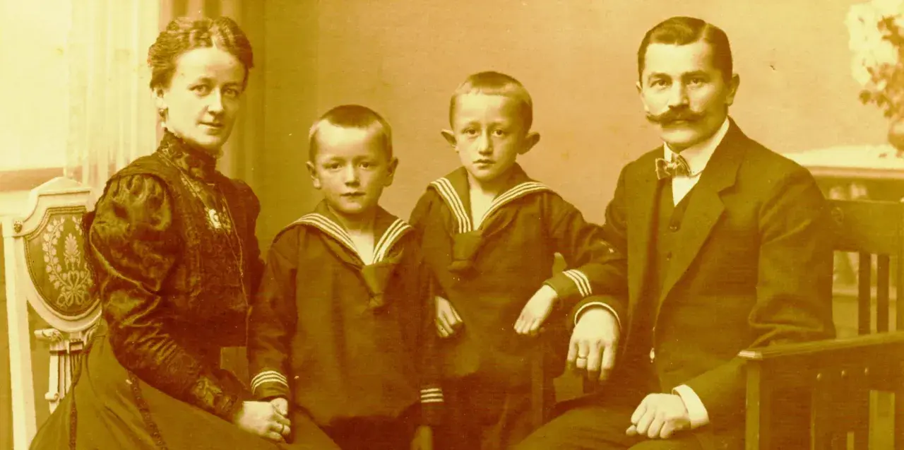 Die Familie von Freyberg posiert für ein Porträt: Mutter, Vater und zwei Söhne in Matrosenanzügen.