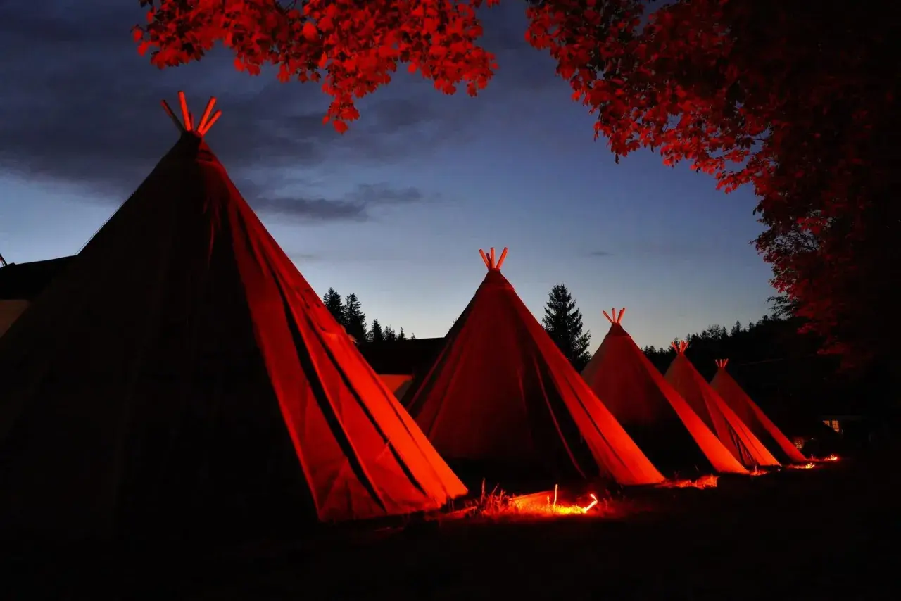 Nocny kemping w Karpaczu. Namioty tipi oświetlone od środka, tworzące magiczną atmosferę.