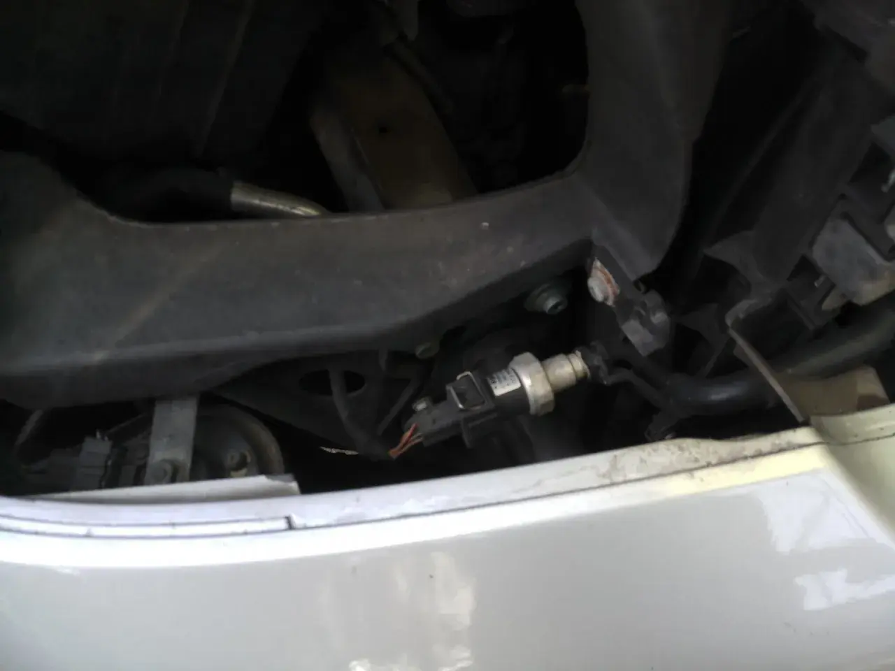 Czujnik ciśnienia klimatyzacji Audi, kluczowy element do sprawdzenia, gdy klimatyzacja szwankuje.