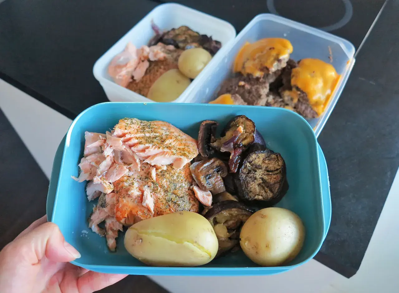 Läckra matlådor med lax, potatis och grönsaker. Perfekt vardagsmat för barnfamiljen som vill ha en hälsosam och enkel måltid.