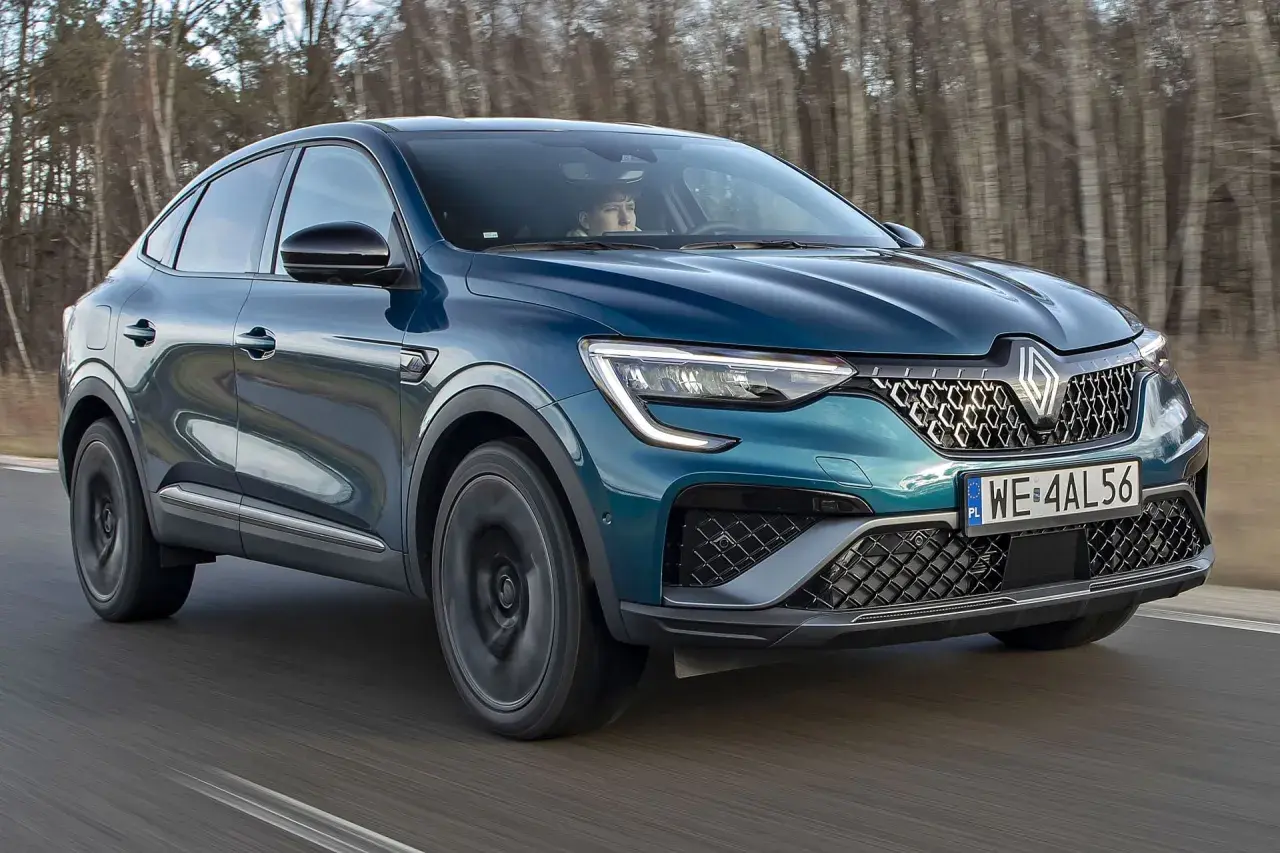 Elegancki, ciemnozielony Renault Arkana na drodze. Sprawdź atrakcyjną renault arkana cena i wybierz swój wymarzony model.