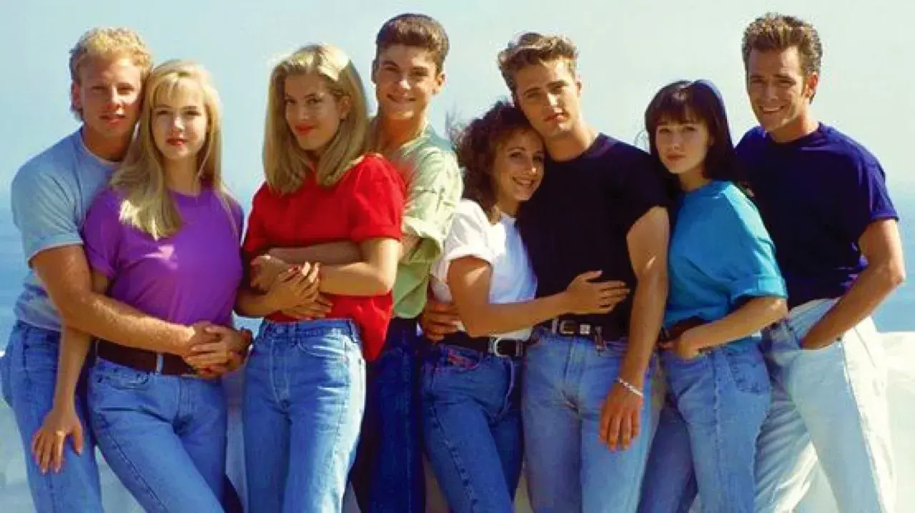 Gwiazdy Beverly Hills 90210, Brandon, Brenda, Kelly, Dylan, Donna, David i Andrea, pozują do zdjęcia na tle błękitnego nieba.