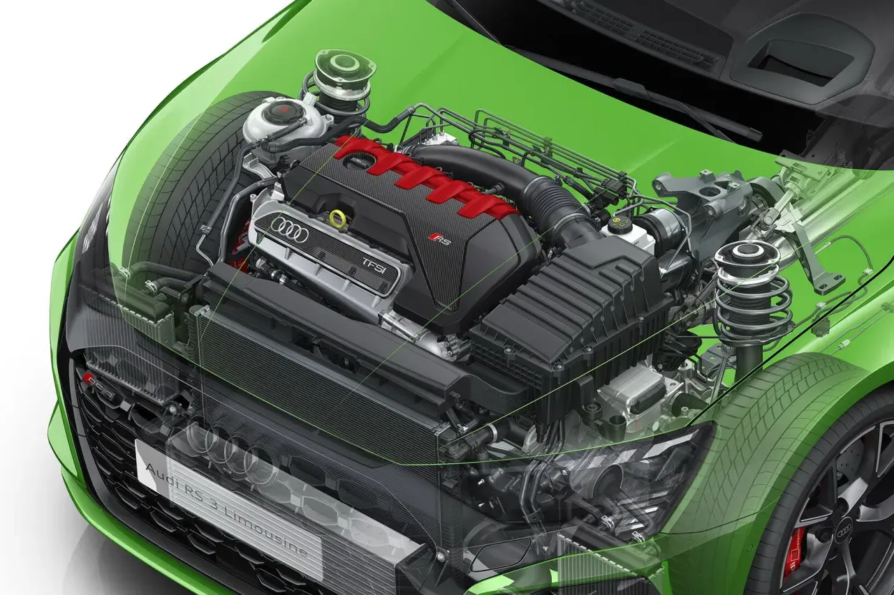 Motore Audi RS 3 Limousine, pronto per il rodaggio auto. Dettagli tecnici e design sportivo in evidenza.