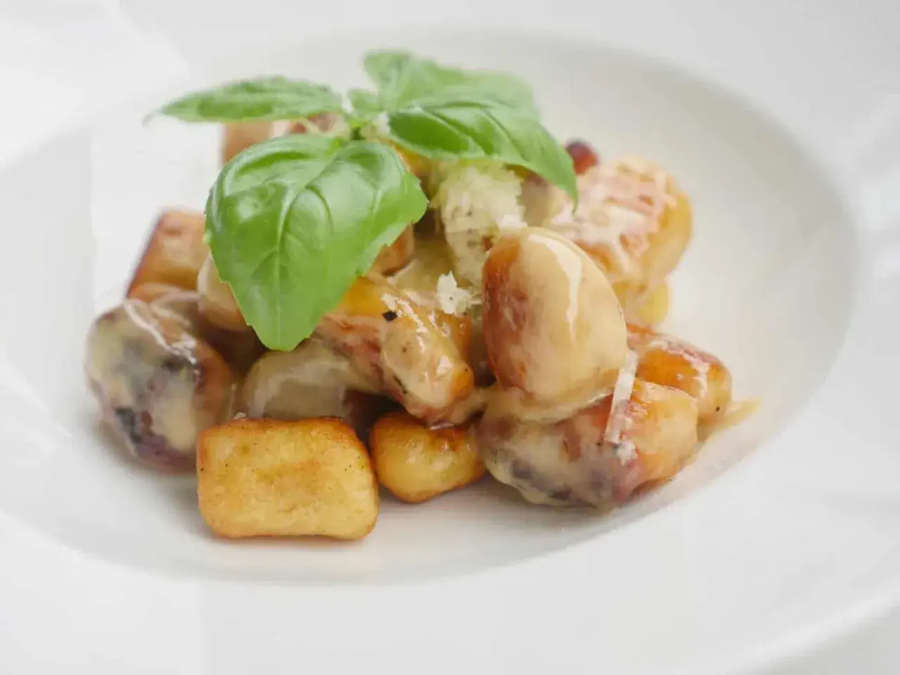 Stekt gnocchi i krämig sås med basilika och parmesan. En härlig rätt som smälter i munnen.