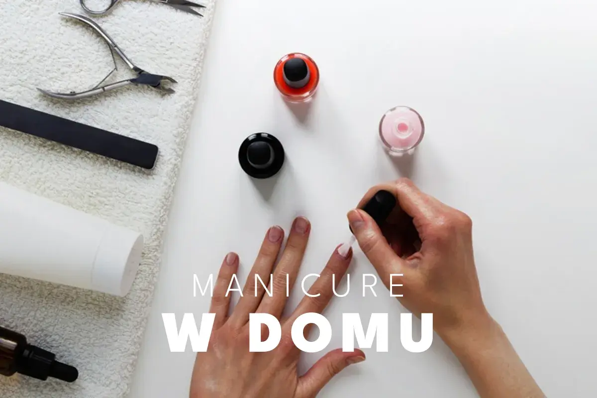 Kobieta wykonuje manicure klasyczny w domu, malując paznokcie lakierem. Obok leżą narzędzia i buteleczki z lakierami.