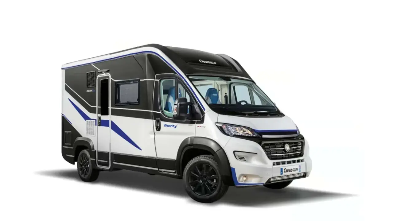 Un moderno camper elettrico Chausson con design bianco e blu, pronto per avventure ecologiche.