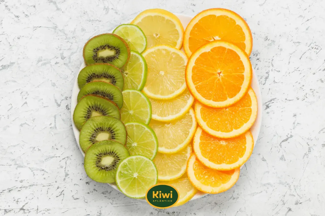 Rodajas de kiwi, limón y naranja en un plato. El kiwi es cítrico, aportando un toque ácido a esta colorida selección de frutas.