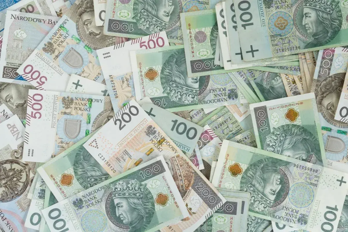 Stos banknotów 100, 200 i 500 zł. Tyle pieniędzy potrzeba, by policzyć, ile jest kin w Polsce.
