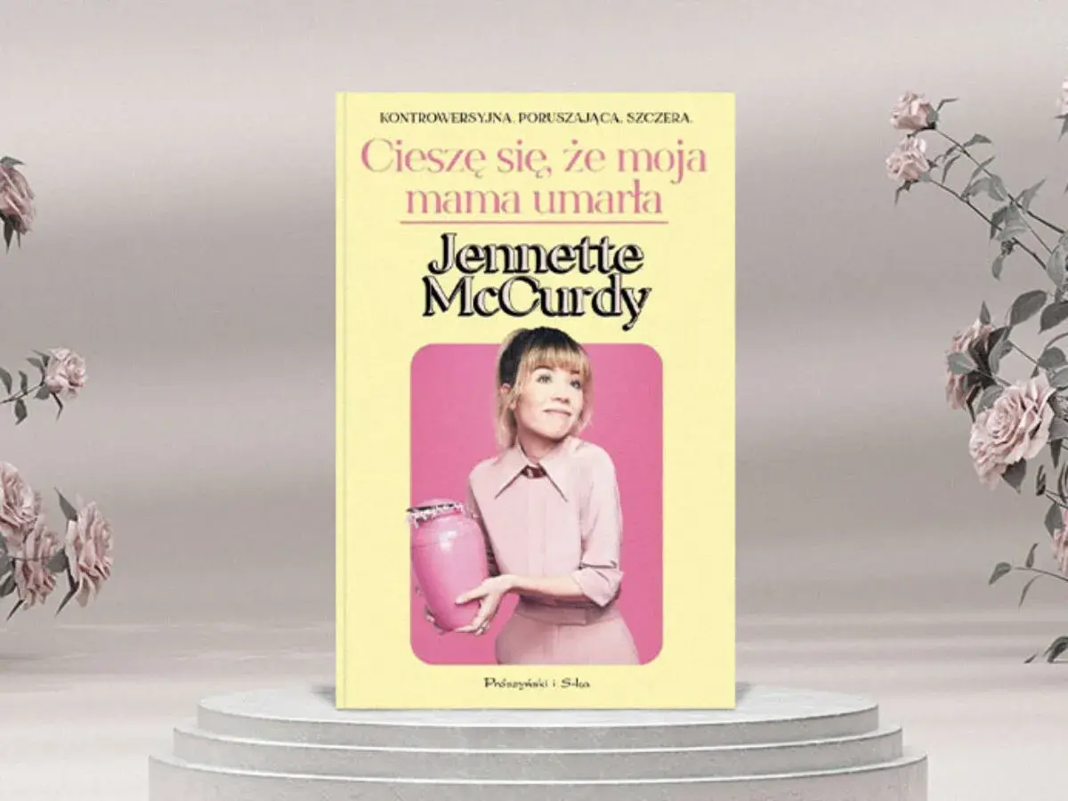 Okładka książki "Cieszę się, że moja mama umarła" Jennette McCurdy. Aktorka trzyma różową urnę.