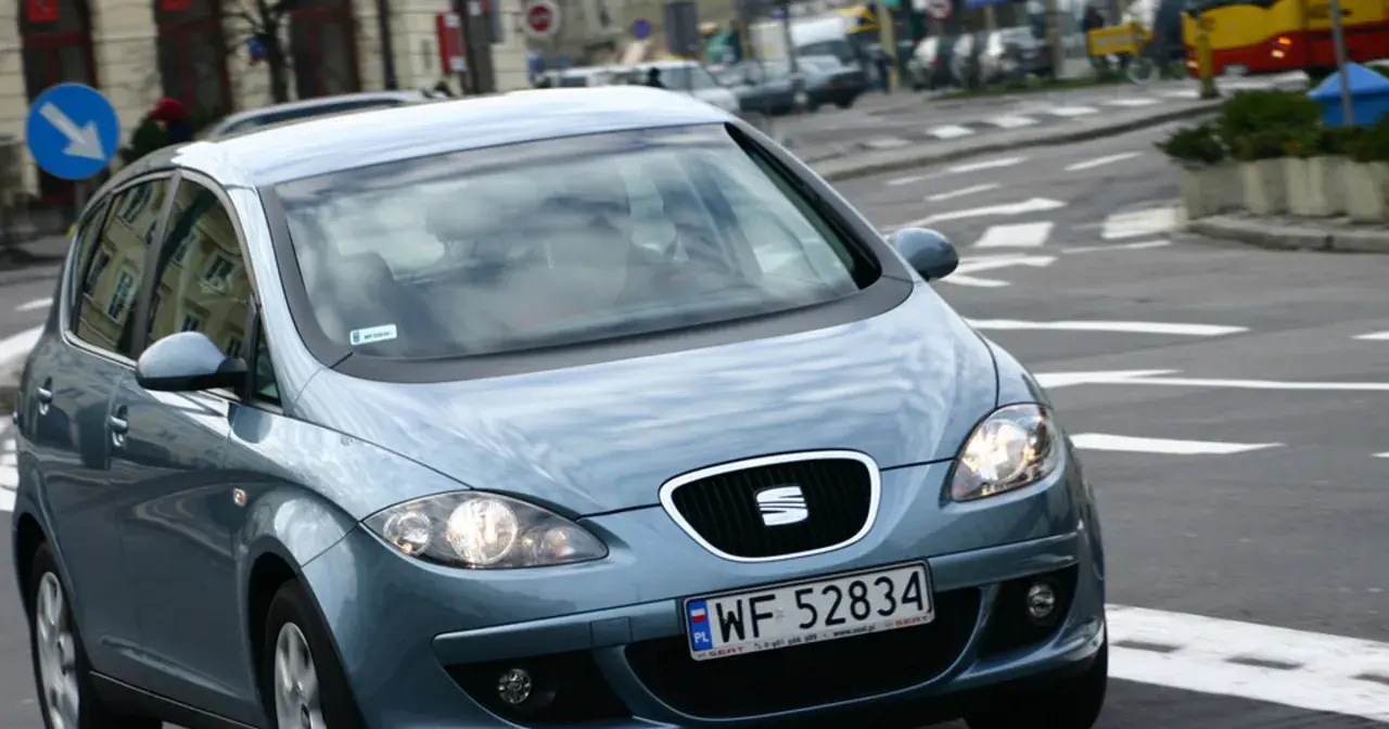 Niebieski Seat Altea 1.9 TDI na ulicy, z widoczną tablicą rejestracyjną WF 52834.