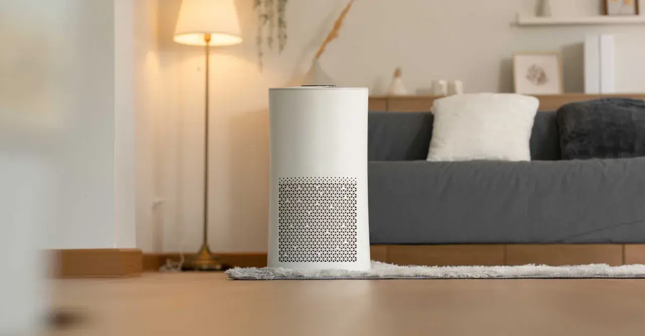 Purificador de aire blanco en una sala de estar, promoviendo iones negativos salud.