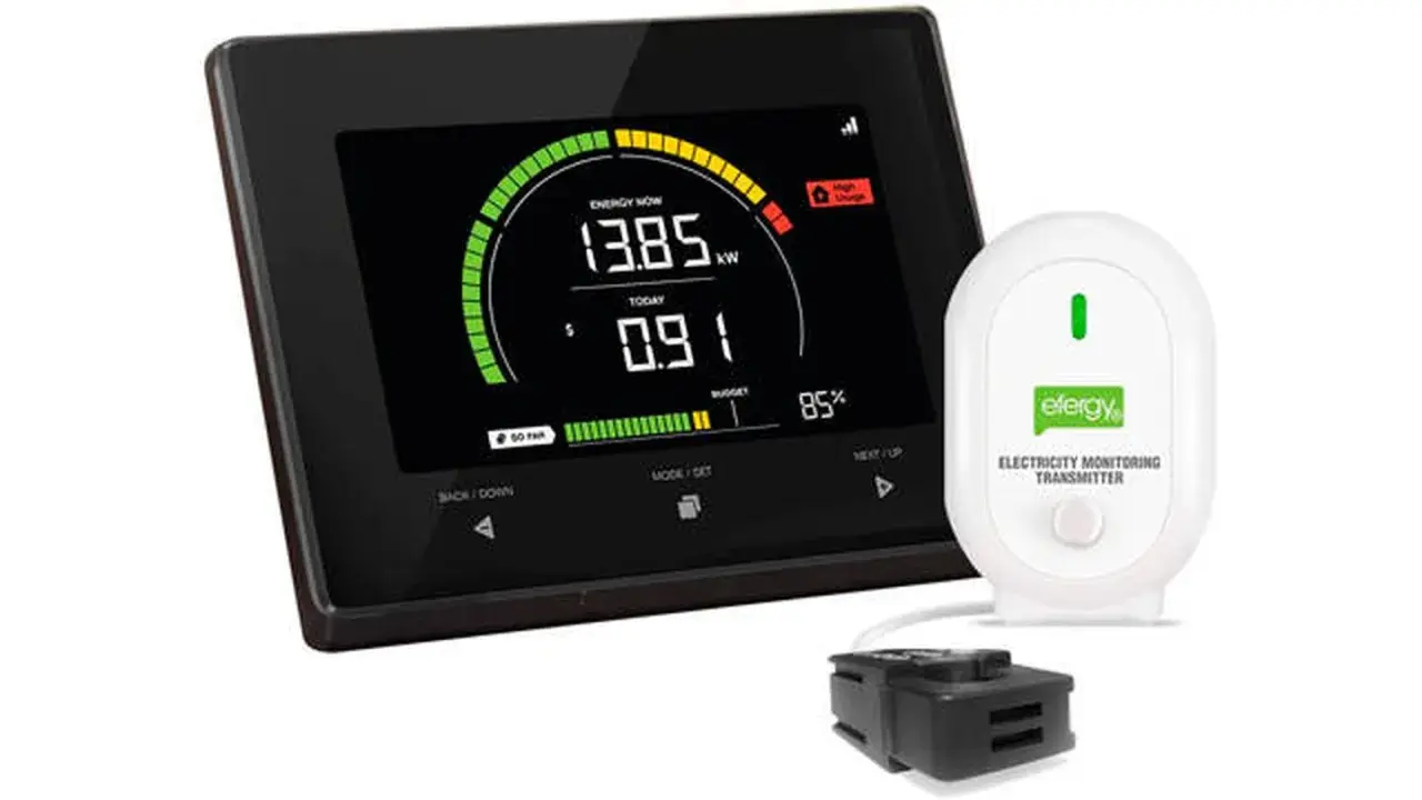 Monitorización consumos eléctricos: pantalla digital muestra 13.85 kW y 0.91 hoy. Transmisor blanco efergy.