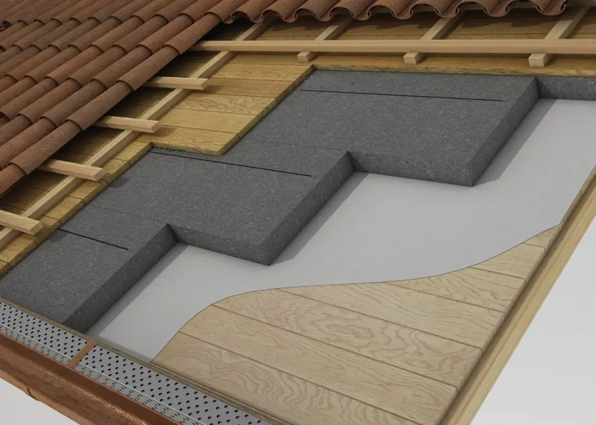 Dettaglio di una copertura ventilata con strati di isolamento, legno e tegole.