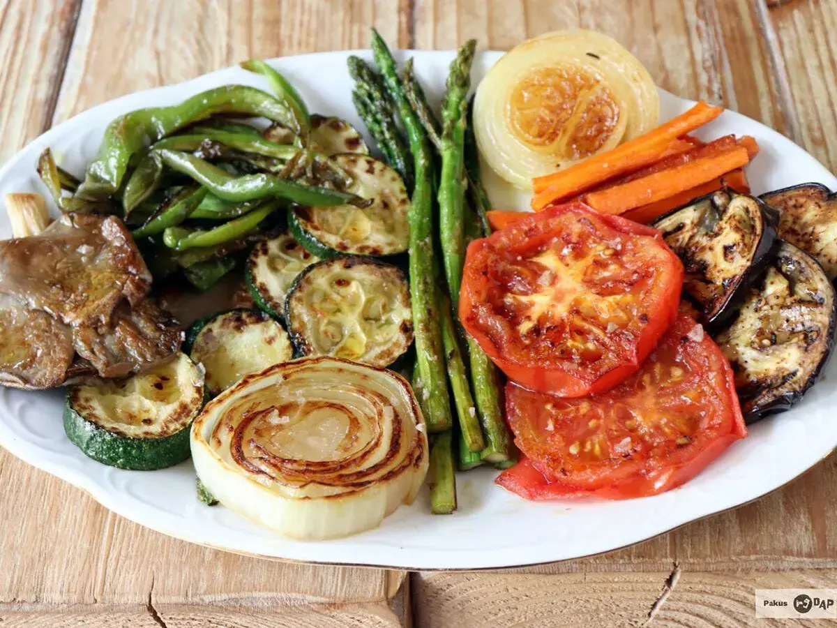 Plato de verduras a la plancha: pimientos verdes, calabacín, espárragos, cebolla, zanahoria, tomate y berenjena.