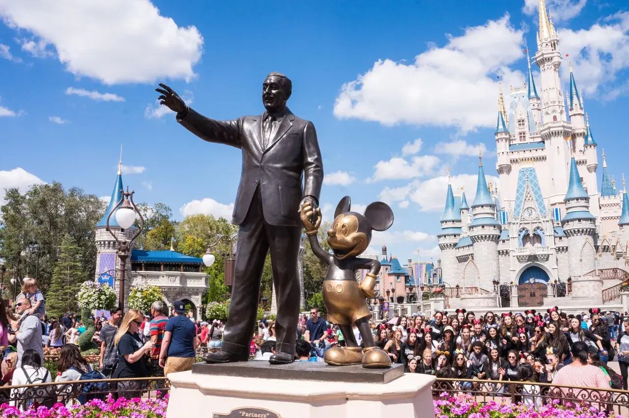 Gdzie jest Disneyland? Odkryj 6 magicznych lokalizacji na świecie!