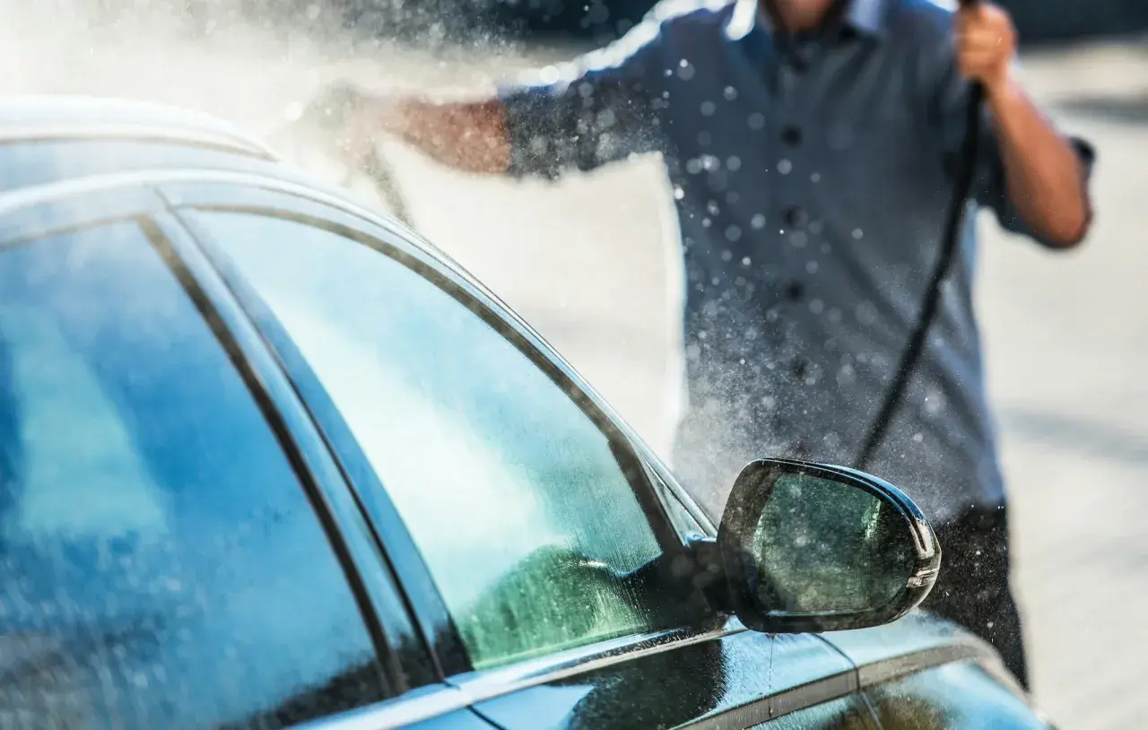 Jak woskować auto na myjni bezdotykowej, aby uniknąć zarysowań?