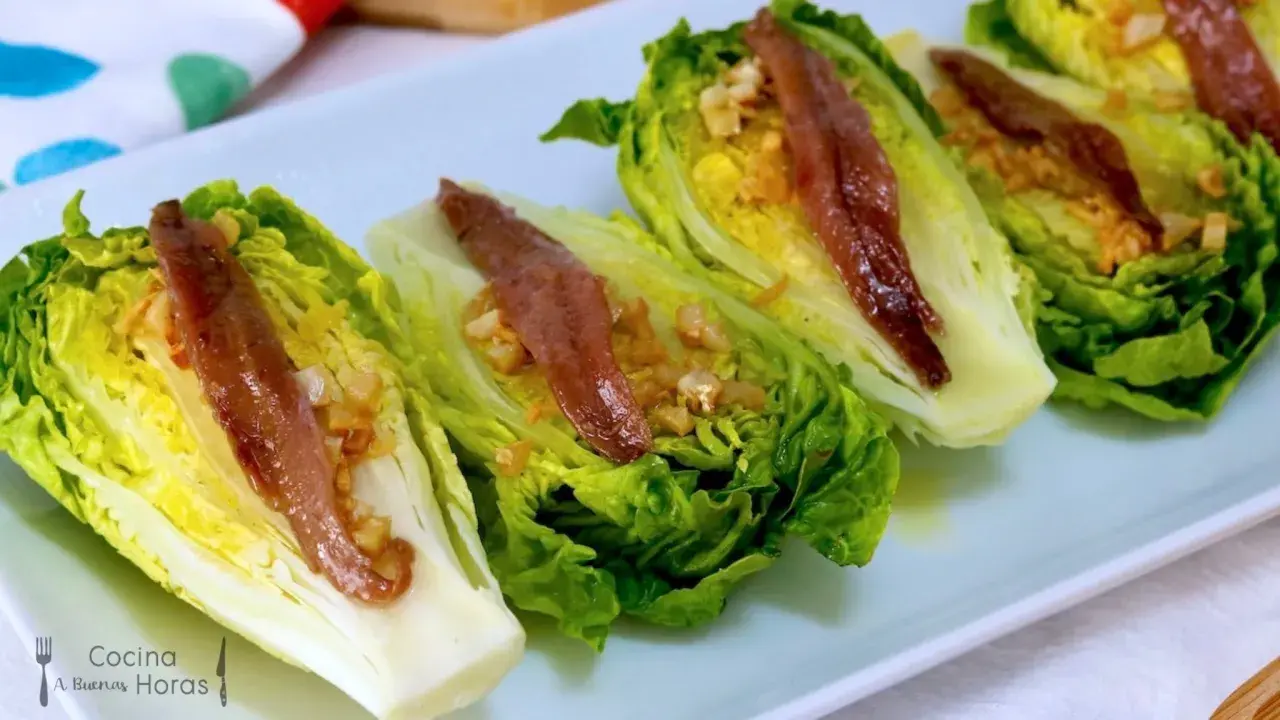 Cogollos de lechuga rellenos de ajo y coronados con sabrosos cogollos con anchoas.