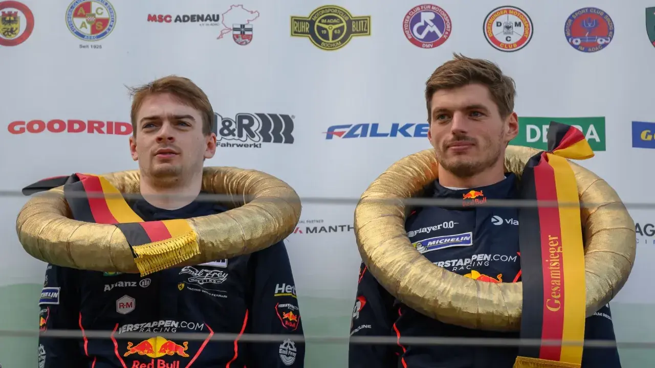 Max Verstappen celebra su victoria en el Nürburgring con un collar dorado y la bandera alemana.