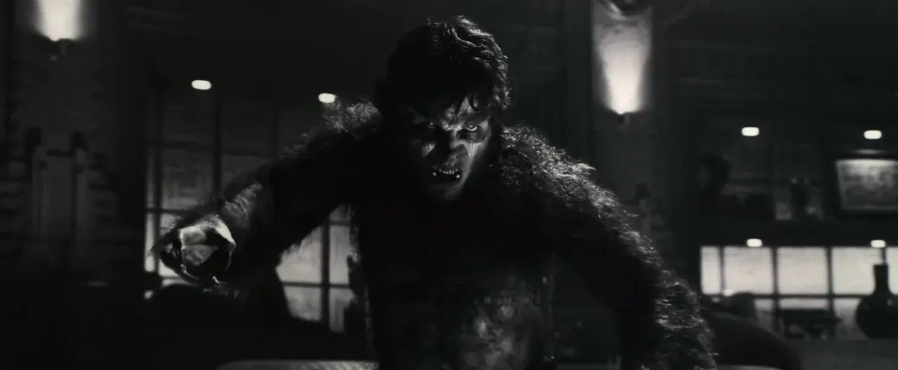 Un loup-garou Marvel aux yeux jaunes et aux crocs menaçants, prêt à bondir dans la pénombre.