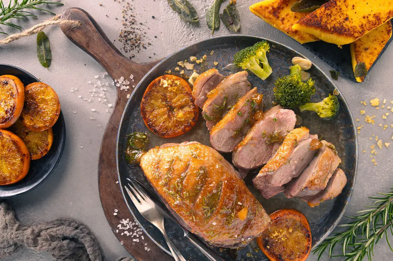 Gegrillte Ente mit karamellisierten Orangen und einer köstlichen Sosse zu Ente. Dazu Brokkoli und Polenta-Ecken.