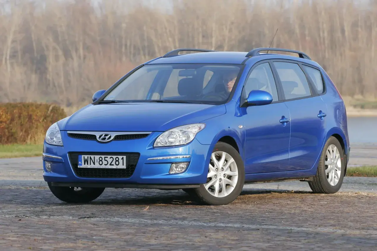 Niebieski Hyundai i30 1.6 benzyna na tle jesiennego krajobrazu.