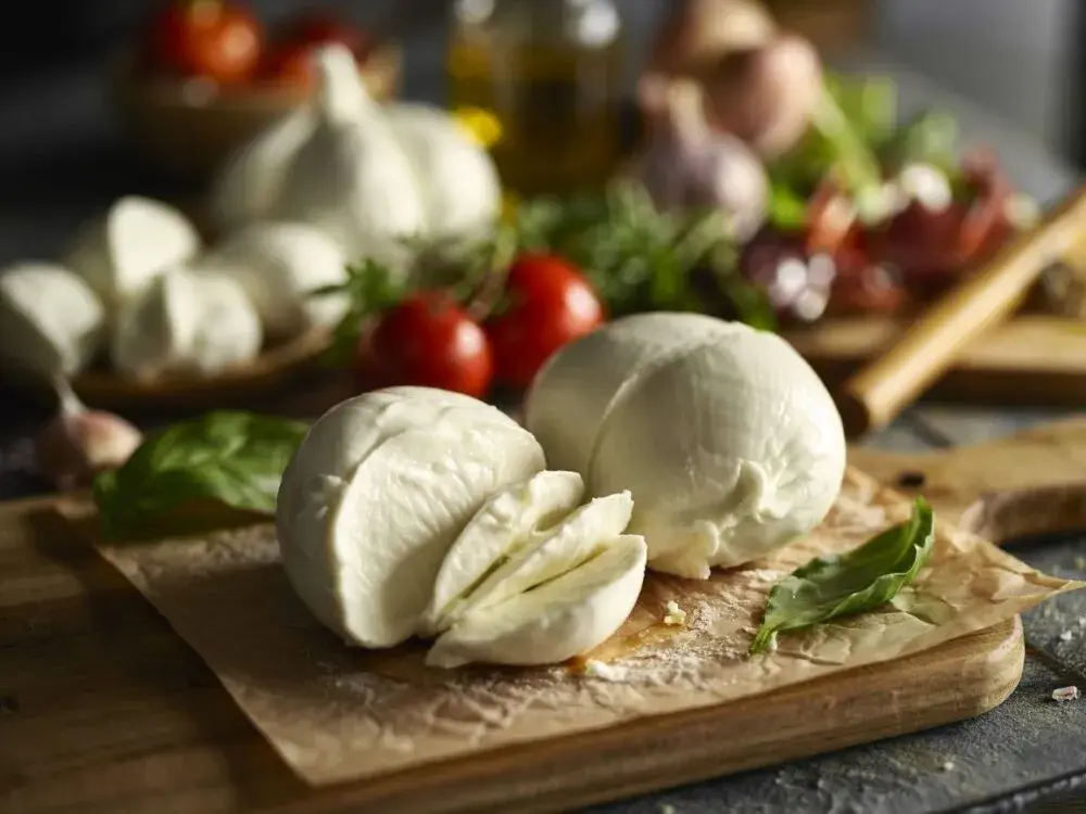 Czy mozzarella w zalewie nadaje się do pizzy? Uniknij wodnistego ciasta