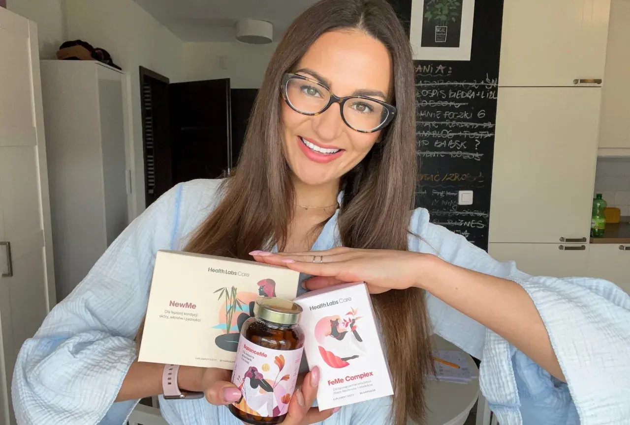 Kobieta z okularami prezentuje suplementy Health Labs Care, które pomagają w walce z niską ferrytyną i poprawiają kondycję skóry.