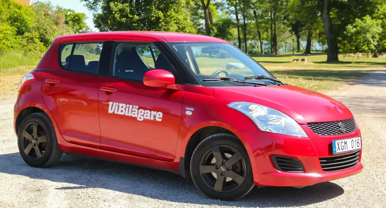 Röd Suzuki Swift med texten "ViBilägare" på sidan. Kanske ett problem med bilen?