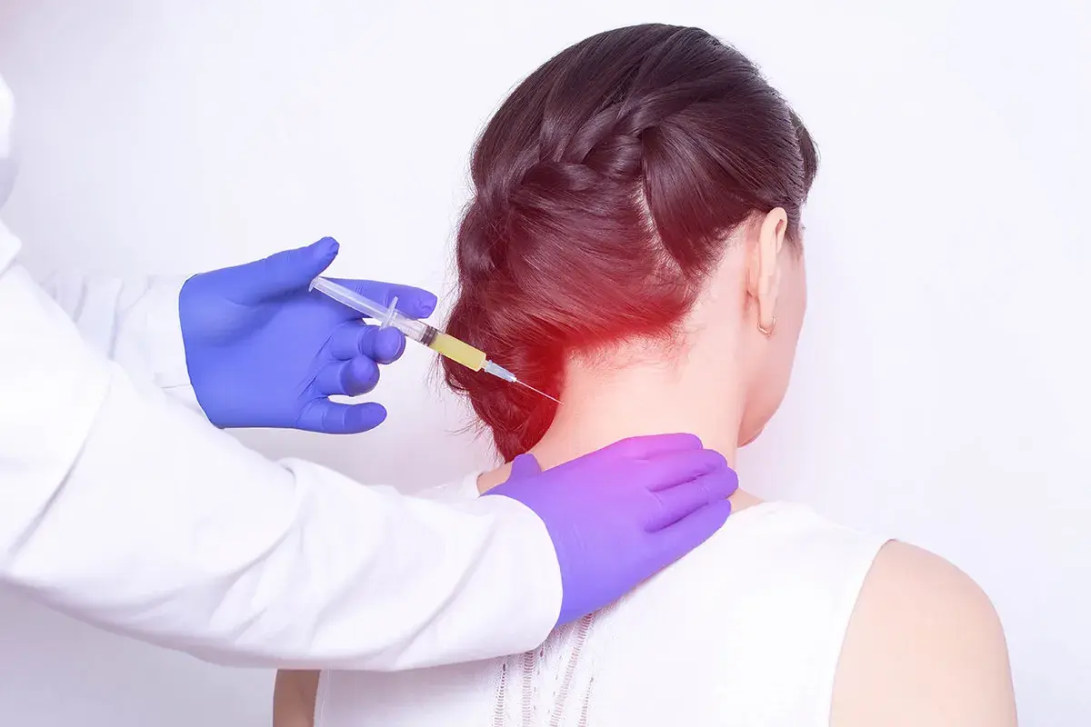 Avis sur infiltration cervicale C5-C6 : un médecin injecte un traitement dans le cou d'une patiente, soulageant une douleur localisée.