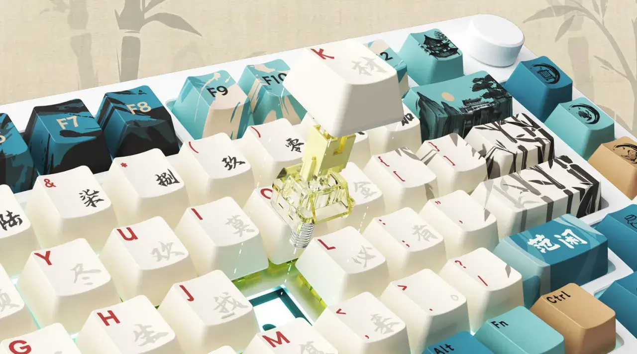 Nahaufnahme einer weißen Tastatur mit chinesischen Schriftzeichen und Bambusmotiven. Eine Taste mit einem gelben Schalter ist sichtbar, was auf ein rapid trigger keyboard hindeutet.