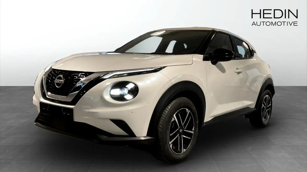 Vit Nissan Juke, en modern SUV. Inga synliga problem med denna bil, bara snygg design.