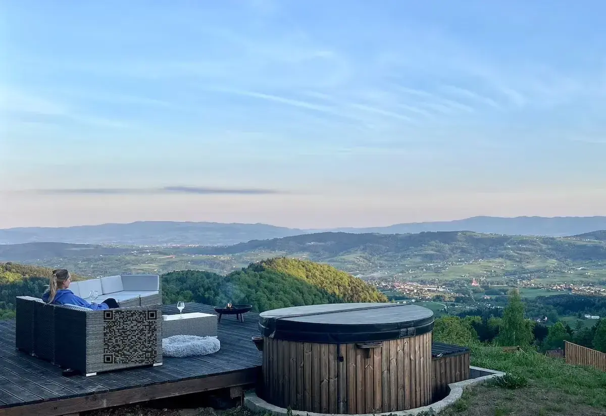 Relaks na tarasie z widokiem na góry. W Jurkowie atrakcje to m.in. jacuzzi i ognisko.