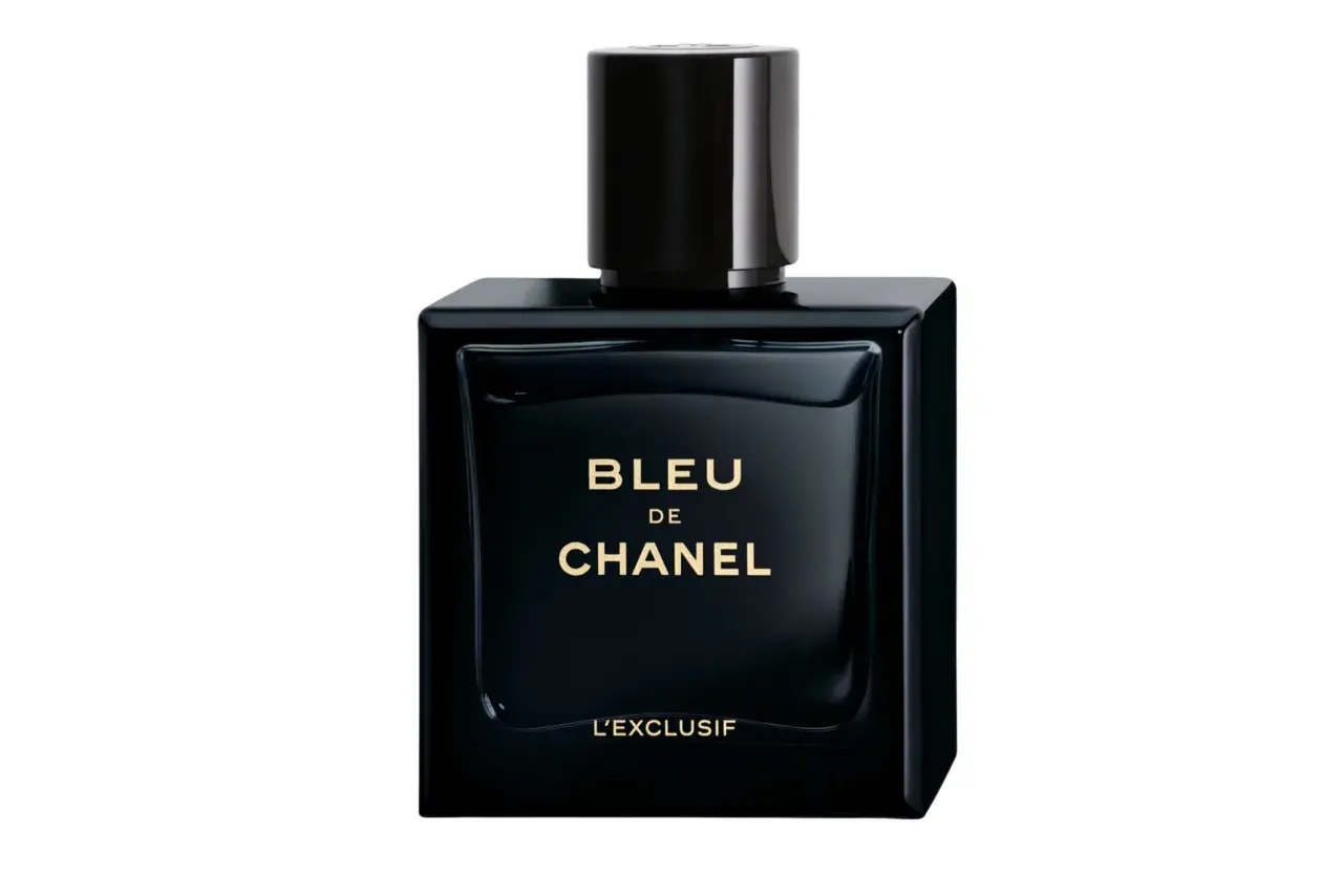 Elegancki, czarny flakon perfum Chanel Bleu de Chanel EDP z złotym napisem.