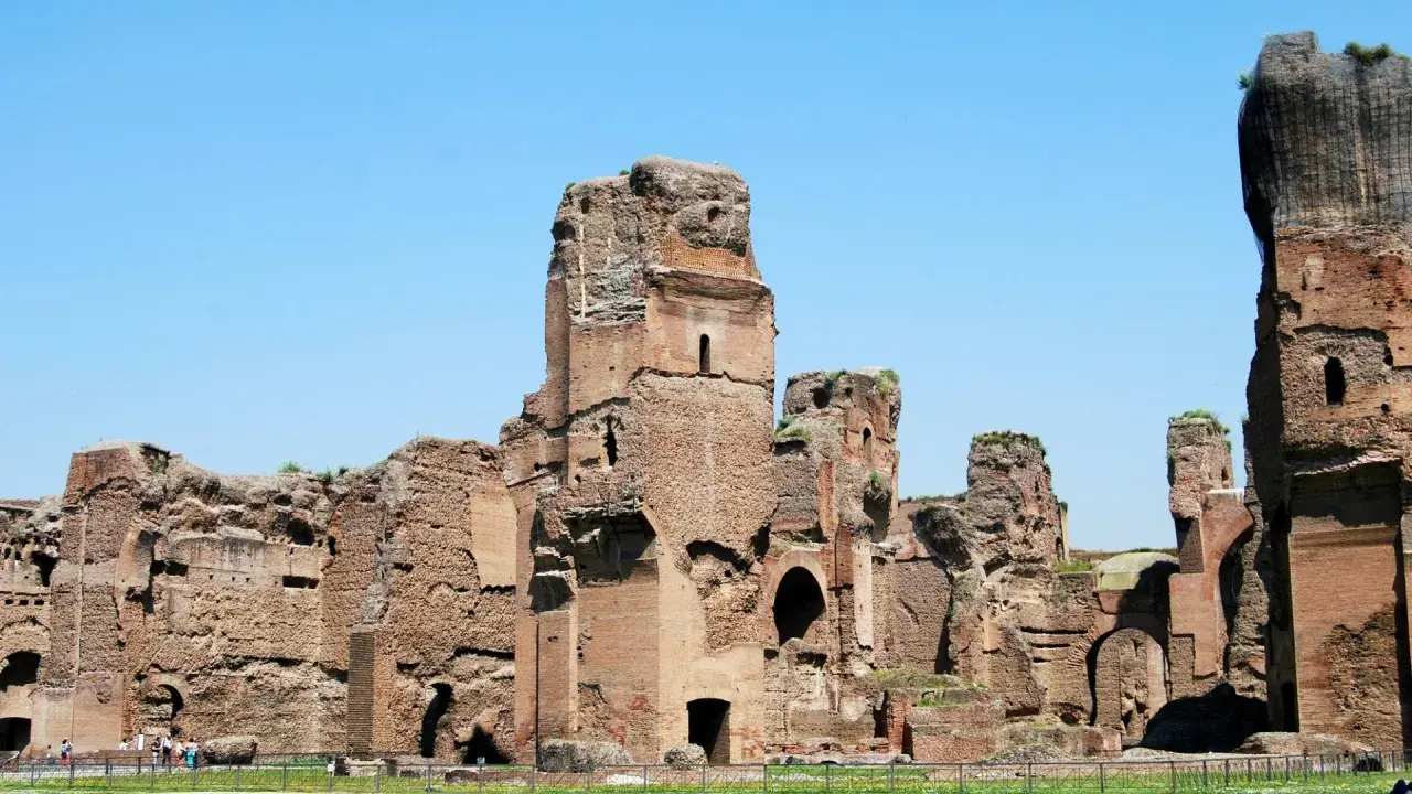 Imponenti rovine delle Terme di Caracalla, testimoni della loro antica storia e grandezza.