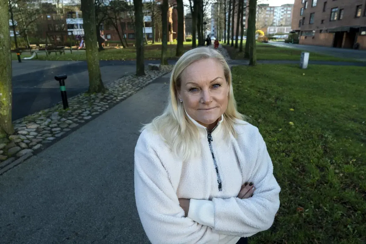 Kvinna med blont hår i en park, kanske upplever klimakteriet vid 40 symtom.