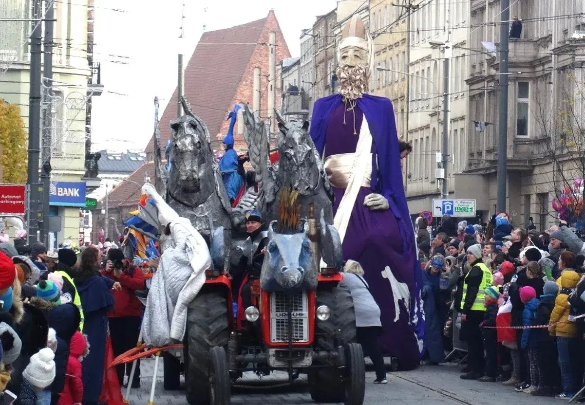 Parada z okazji imieniny Marcina kiedyś wyglądała tak: gigantyczna postać w purpurowej szacie i traktor z fantastycznymi stworami.