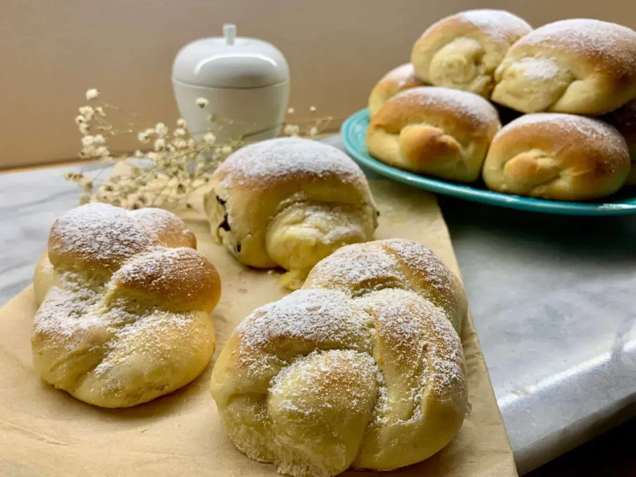 Deliziose brioche fatte in casa, spolverate di zucchero a velo, pronte per essere gustate.