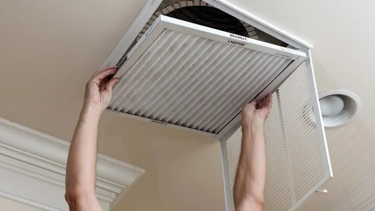 Man reemplaza el filtro aire acondicionado split. Mantiene el aire limpio y el sistema funcionando eficientemente.