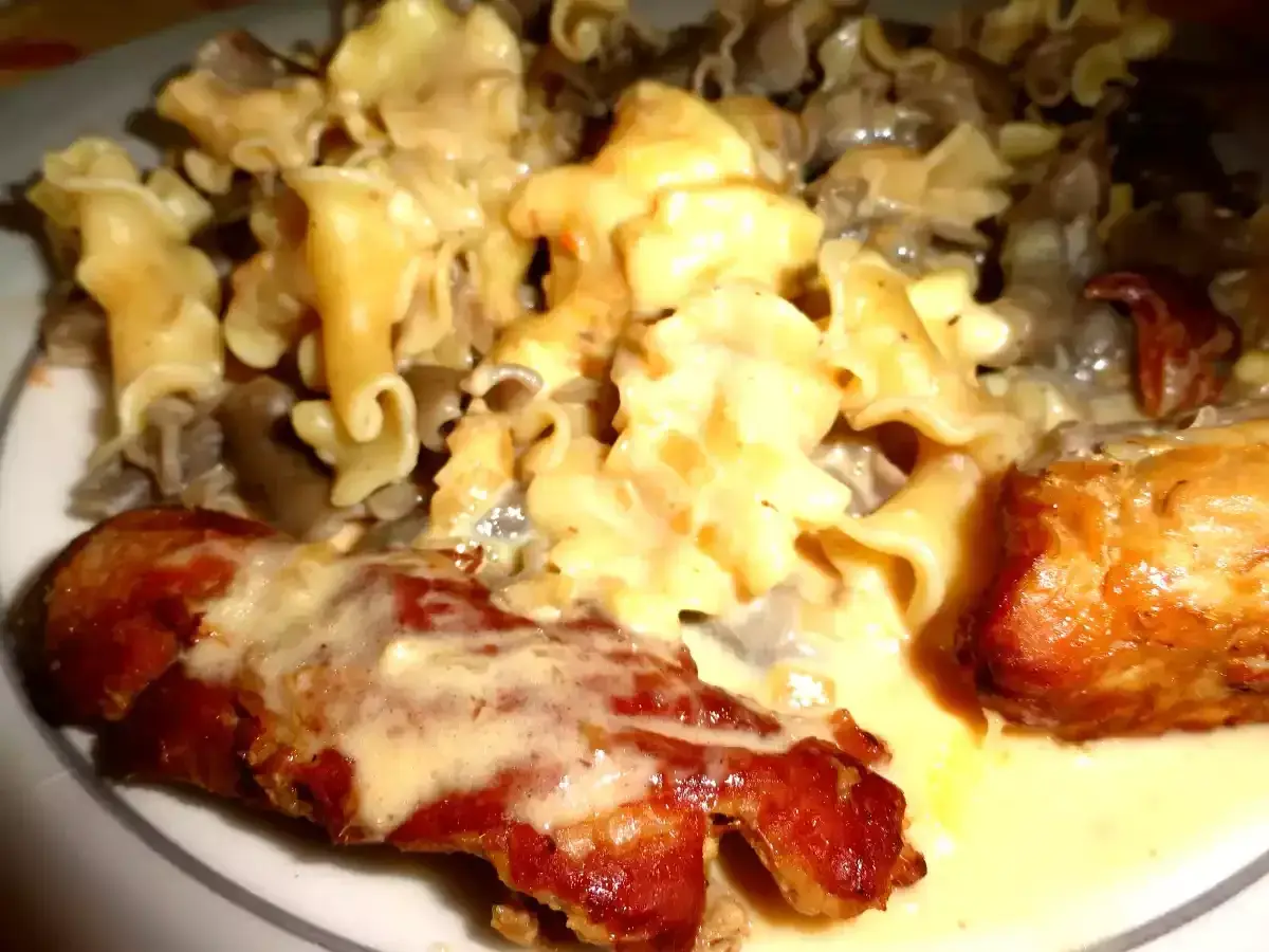 Délicieux filet mignon au reblochon, servi avec des pâtes crémeuses et des champignons. Un plat réconfortant et savoureux.