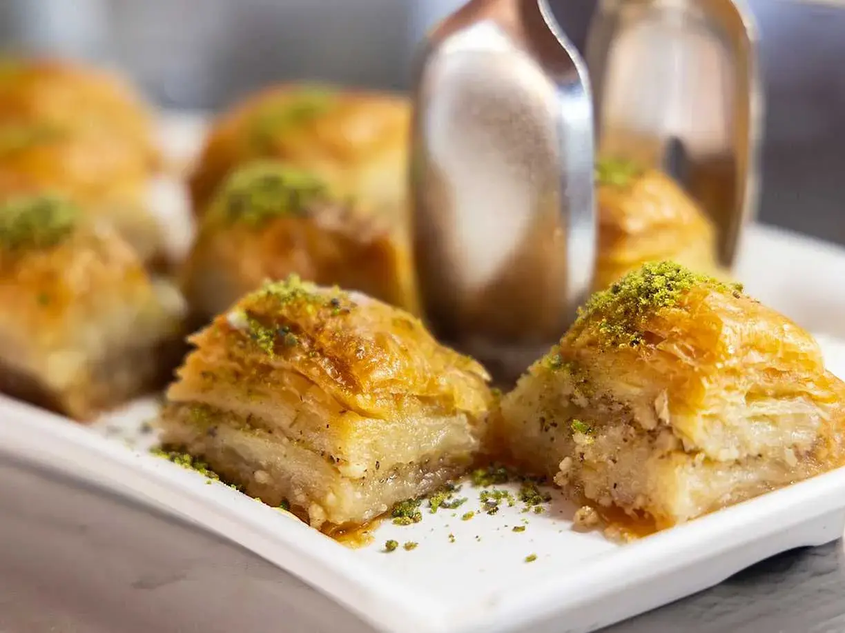 Krispiga bitar av baklava, strösslade med gröna pistagenötter. Perfekt för ett enkelt baklava recept.