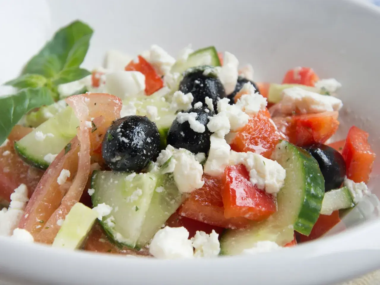 Frischer Bauernsalat mit Tomaten, Gurken, schwarzen Oliven und Feta. Ein einfaches und leckeres Bauernsalat Rezept für heiße Tage.