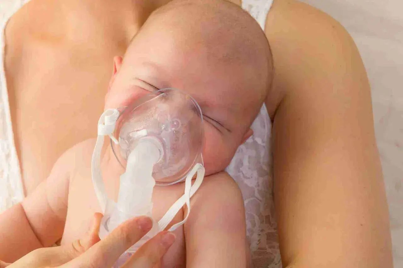 Bambino con maschera per inalazione, un aiuto per la tosse.