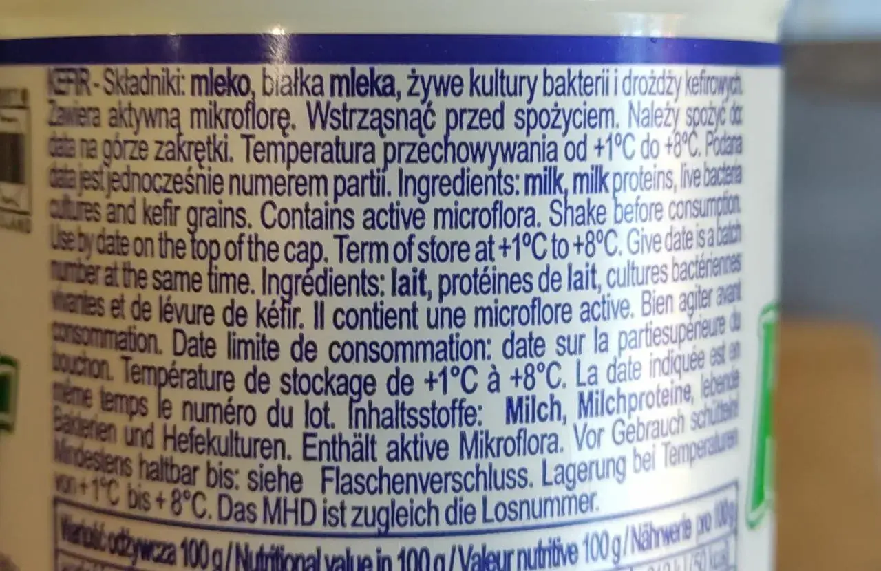 Kefir Krasnystaw. Składniki: mleko, białka mleka, żywe kultury bakterii i drożdży kefirowych. Zawiera aktywną mikroflorę.