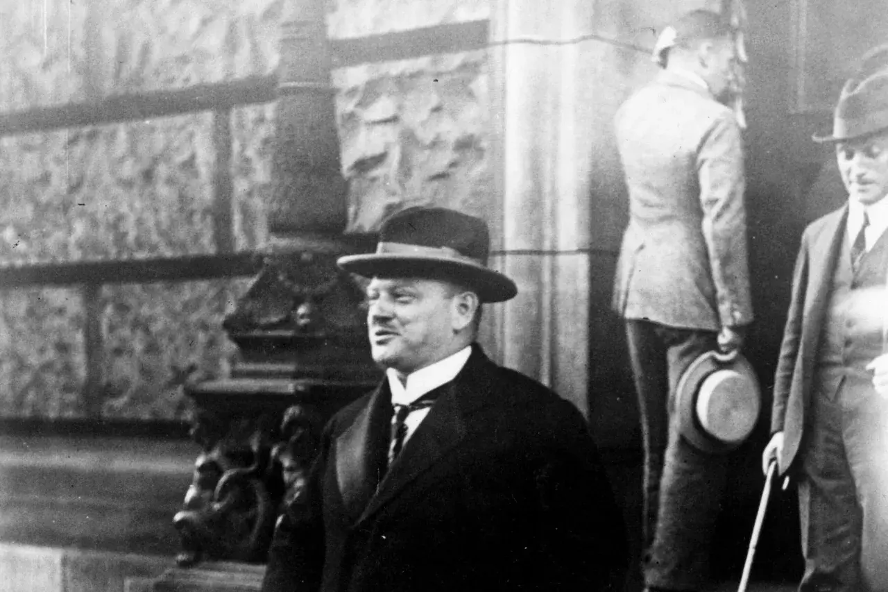 Gustav Stresemann, nach dem Stresemann-Attentat, mit Hut und Anzug, im Gespräch mit Begleitern.